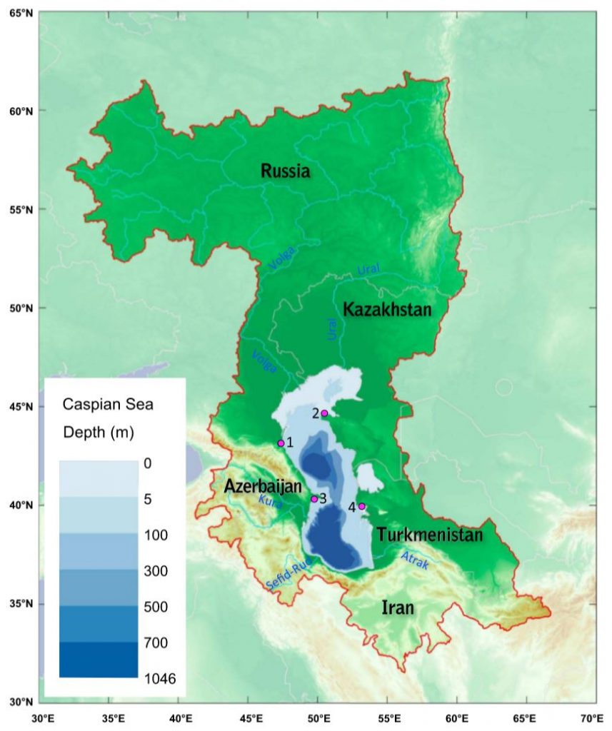 Mapa da drenagem do Mar Cáspio e da região do Cáspio (encerrado pela linha do contorno vermelho). O Mar Cáspio está rodeado por cinco países: Rússia, Cazaquistão, Turquemenistão, Irã e Azerbaijão. Quatro estações de maré (1 = Makhachkala, 2 = Forte Shevchenko, 3 = Baku e 4 = Turkmenbashi), das quais derivam as séries históricas do tempo de observação do nível do mar Cáspio, são marcadas por pontos magenta. Crédito: Jianli Chen / Geophysical Research Letters / AGU