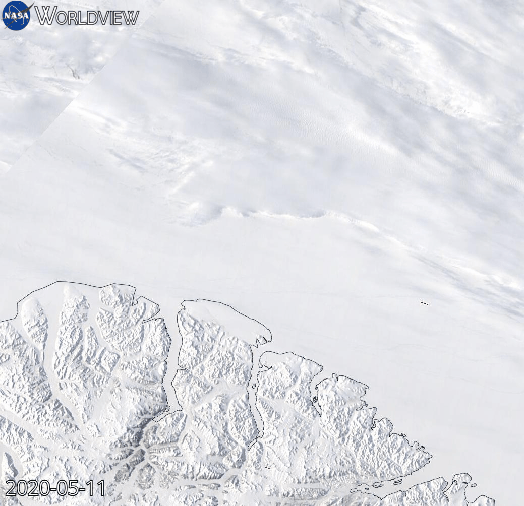 GIF de una grieta en la abertura del hielo, que revela un océano azul oscuro bajo hielo blanco.